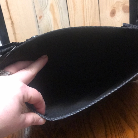 Thirty-one snap pockets - Picture 3 of 3